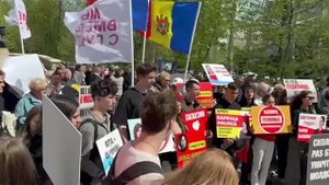 В Гагаузии тысячи людей вышли поддержать главу Гагаузии Евгению Гуцул