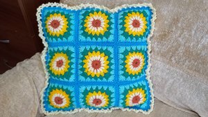 Квадратный мотив с цветком для декоративной подушки