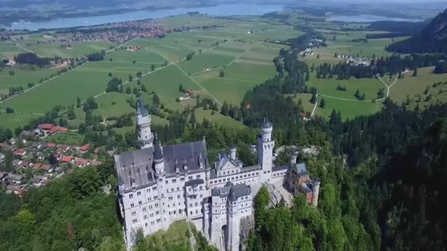 Нойшванштайн замок в Германии достопримечательность Баварии обзор с квадрокоптера