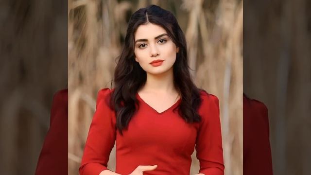 Chiroyli hamshira bilan jinsiy aloqa Porno: Xotinni olomon erkaklar sikishadi, er esa spermani yalaydi.