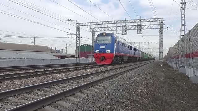 Тепловоз 2ТЭ25К-0015 "Пересвет" (ТЧЭ-2) следует с грузовым поездом.
