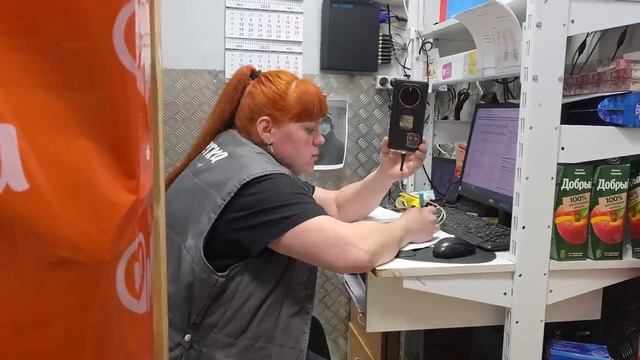 ПРОДАВЕЦ ПОД ЗАПРЕЩЕННЫМИ ВЕЩЕСТВАМИ НАПАЛА И ОГРАБИЛА ПОКУПАТЕЛЕЙ? / ПОЛИЦЕЙСКИЙ ЗАПРЕЩАЕТ СЪЕМКУ