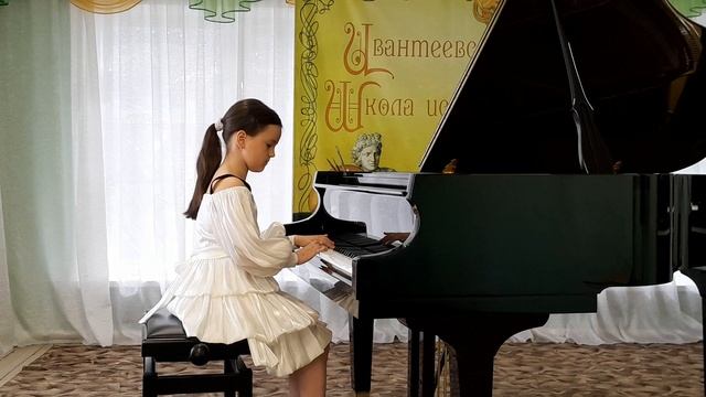 Малолеткова Виктория. 1-й год обучения. Н.Любарский "Курочка"
