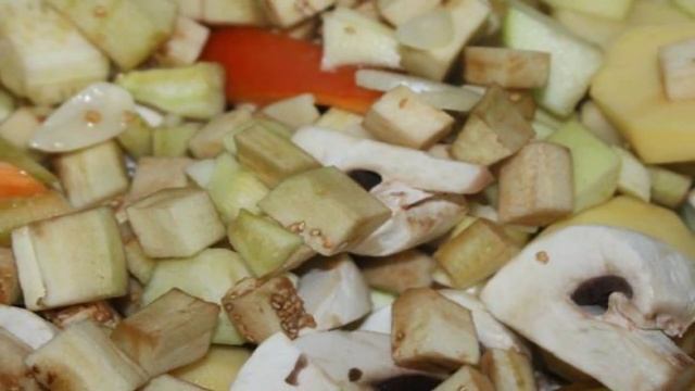 Овощное рагу с баклажаном, перцем и грибами