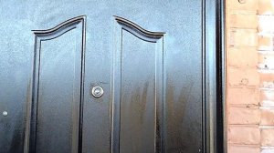 Как за 3 минуты и 3 рубля обновить старую металлическую дверь