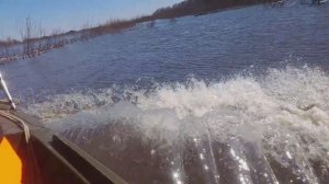 Поставили на лодку гоночный мотоциклетный карбюратор PZ30 и покатались по весеннему половодью.