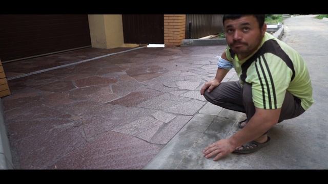 Природный камень под колёса . Защита бордюром кромки мощения .