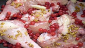 Курица с горчицей, чесноком и смородиной