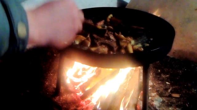 Мясо с картошкой на костре у соседа) Очень вкусно!) смотреть онлайн