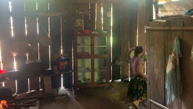 A kind police officer is in trouble and the police sister's anger at the 17 year old single mother смотреть онлайн