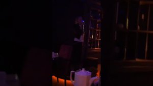 девушка поет в караоке