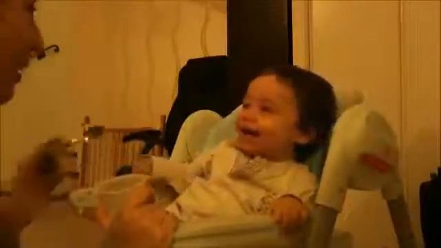 Малыш смеется от чихания смотреть онлайн