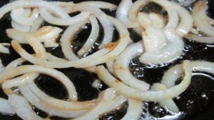 Салат из жареной свинины с луком и редькой