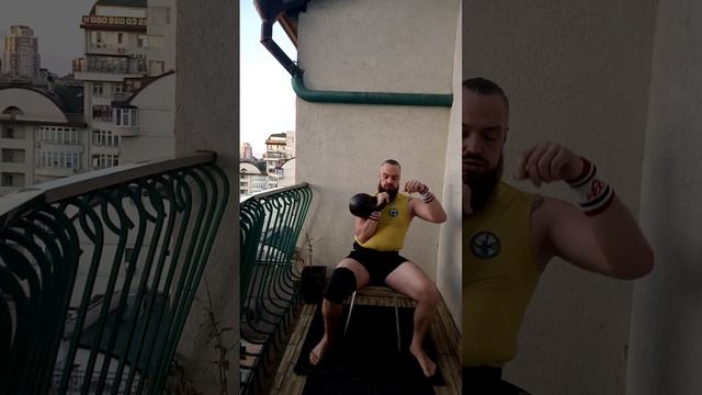 Жим гирі 2 пуди (32,6) сидячи 20 р., права рука, 3 хв. Про техніку та правила змагального жиму гирі смотреть онлайн