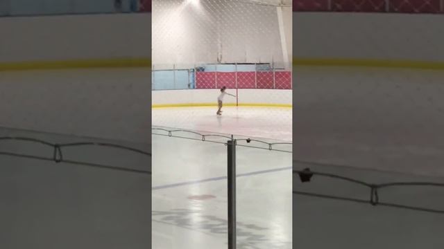 Amelia performing Christmas Skate смотреть онлайн