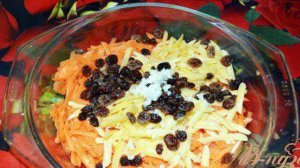 Морковный салат с сыром и соусом