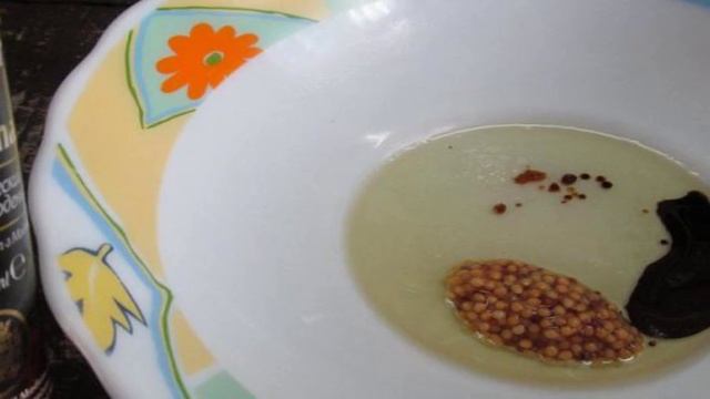 Салат из рукколы с ветчиной и яйцом