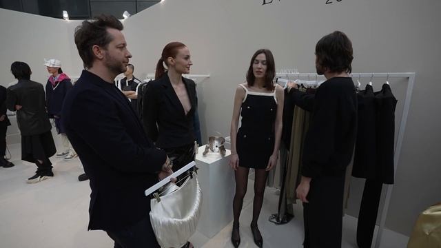 FITTINGS WITH SOPHIE TURNER AND ALEXA CHUNG! смотреть онлайн