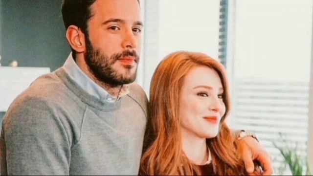 Heartfelt Airport Farewell: Barış Arduç & Elçin Sangu’s Emotional Goodbye Caught on Camera смотреть онлайн