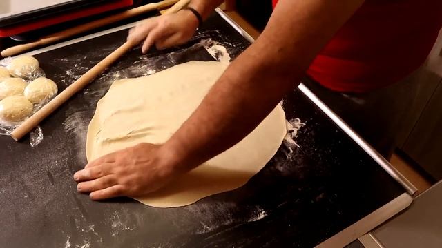 Ανοίγουμε χωριάτικο τραγανό σπιτικό φύλλο βήμα βήμα & φτιάχνουμε στριφτές πίτες η μια μεγάλη. смотреть онлайн