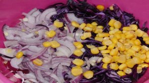 Салат из красной капусты с красным луком и кукурузой