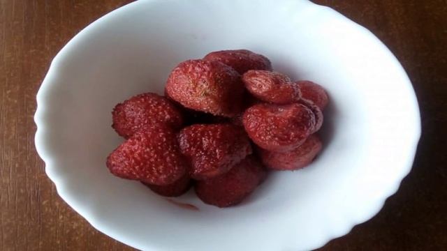 Творожный десерт с бананом и клубникой
