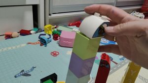 строим высокую башню из кубиков лего