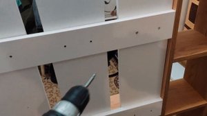 Ремонт нашего коридора. Клеим обои и устанавливаем новую настенную вешалку для прихожей.