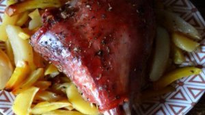 Голень индейки запеченная с картофелем