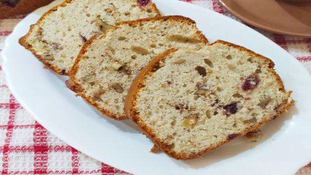 Кекс с консервированной вишней и грецкими орехами