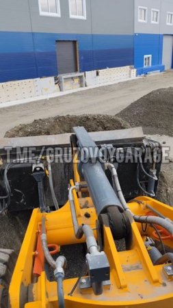 Жёлтый трактор опять примчался к нам🚜
