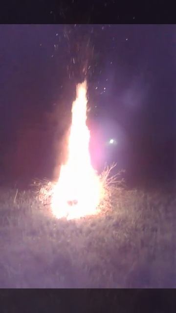 Напалм в быту. Огонь. Баллон детской шампуни, попав в костёр, взрывается и горит. смотреть онлайн