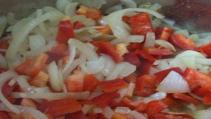 Салат из помидоров с перцем и луком