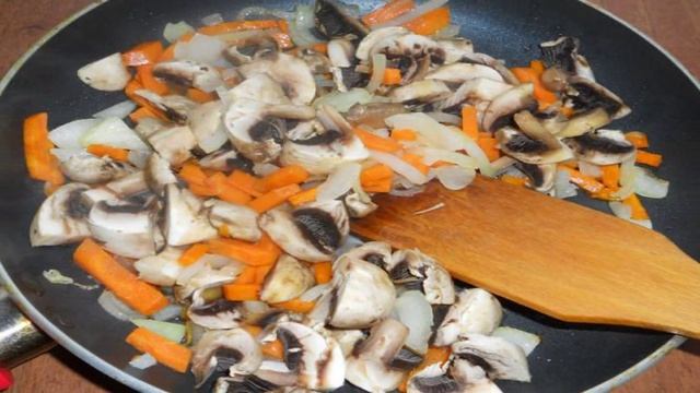 Картофельный суп со свининой и шампиньонами