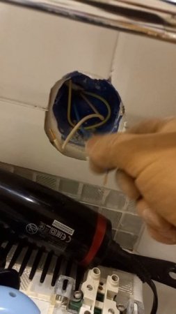 Мастер по плитке выгрыз отверстие для подрозетника.
