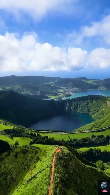 Озера Lago Rasa, Lago Santiago и Lago Verde на острове Сан-Мигел, Азорские острова, Португалия.