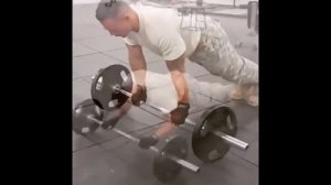 Американский солдат зашел в спортивный зал