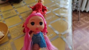 кукла с розовыми волосами для малышей весело танцует