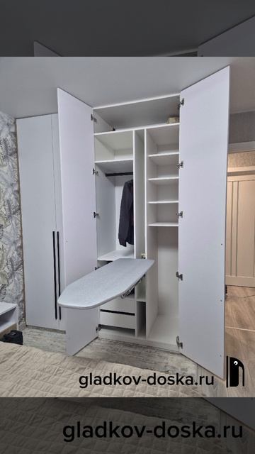 Гладильная доска внутри распашного шкафа.mp4