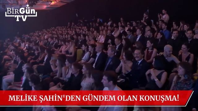 Melike Şahin'den gündeme oturan ödül konuşması: "Bu ülkede yargılanmadığımız günler gelecek!" смотреть онлайн