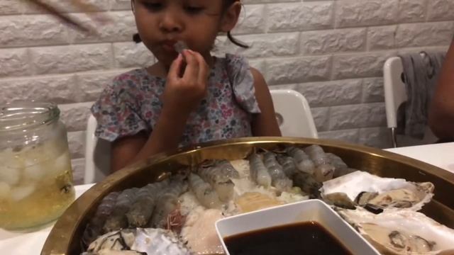 Baby Mukbang Shaki eats Raw Abalones Oysters and Prawns!