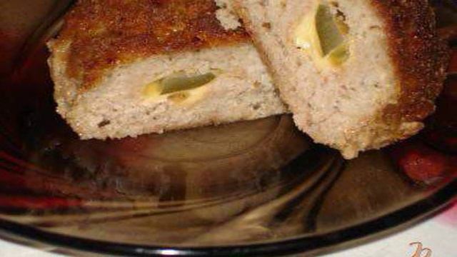 Котлеты с соленым огурцом и сыром