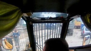 Мини погрузчик. Грузим глину