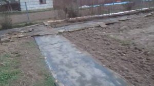 Закапываем электрический кабель от щитка к дому.