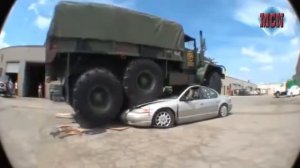 Танк переезжает машину! ЖЕСТЬ!!!