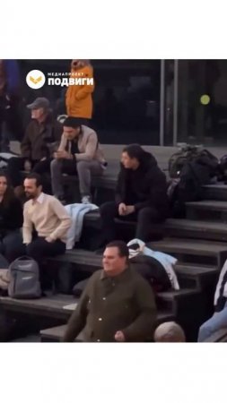 Мужчина не сдавался и продолжал искать пару для танца после многих отказов