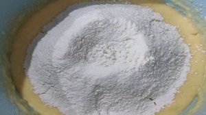 Песочный пирог с вишней и грецкими орехами