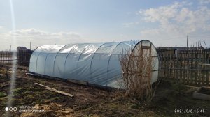 Обтянули теплицу пленкой и подготовили к огородному сезону