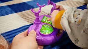 играем в детский телефон, звоним по игрушечному телефону