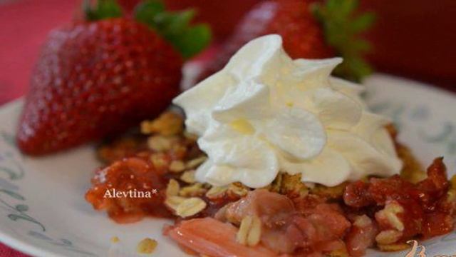 Хрустящий десерт с клубникой и ревенем